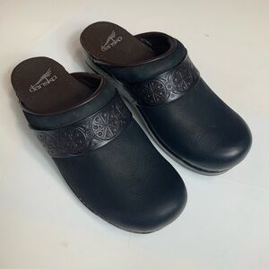 Dansko Sonja Clogs Women 38 7.5 8 Black Tooled Leather Mules Sunburst Band